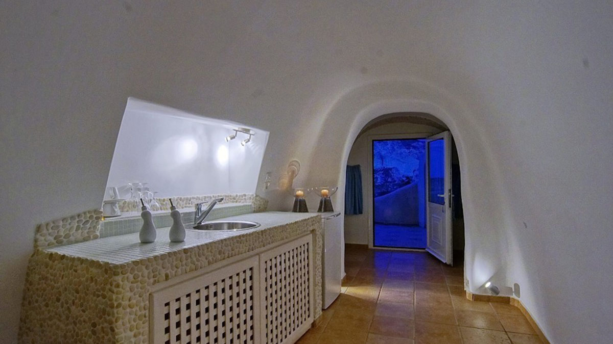 Honeymoon Cave Suite (Heart Shape window in Bedroom)